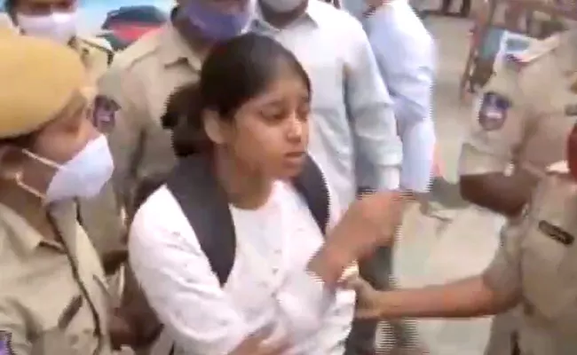 Hyderabad Woman Protest Infront Of Pragathi Bhavan - Sakshi