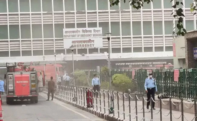 Minor Fire At Emergency Ward Of Delhi AIIMS - Sakshi