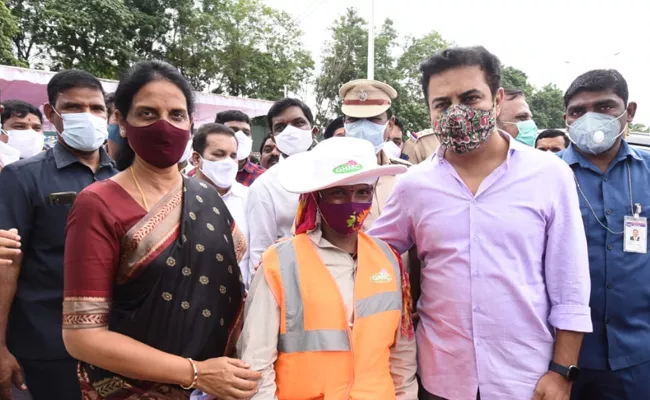 Hyderabad: KTR Meets Sanitation Worker Saidamma Clicks Photo With Her - Sakshi