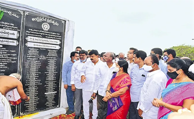 Gilakaladindi Fishing Harbor completed in two years - Sakshi