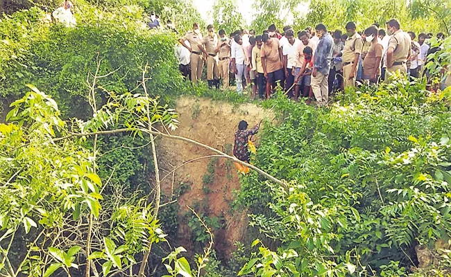 Three students were lost when their bike fell into a ditch - Sakshi