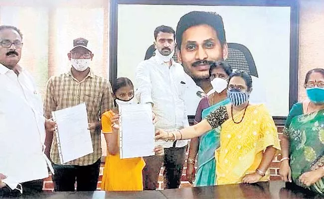 Rs 10 Lakh Assistance For Orphan Children - Sakshi