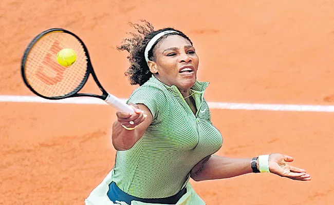 Serena Williams survives tough three-setter to make French Open third round - Sakshi