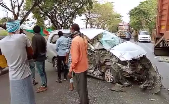 Road Accident In Manakondur In Karimnagar - Sakshi