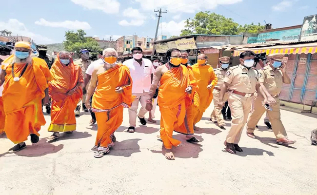 Fight for supremacy in Sripothuluru Veerabrahmendra Swamy Matham  - Sakshi