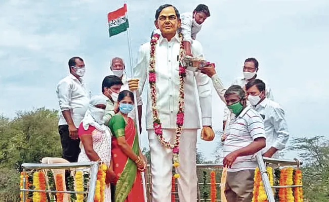 9 Feet KCR Statue At Chilpur Janagam District - Sakshi