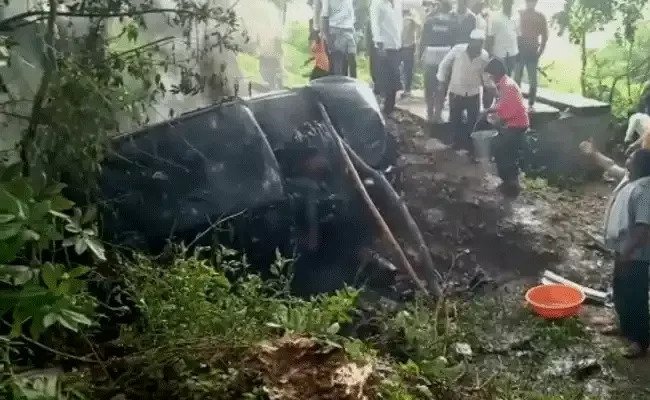 Three Of A Family Burnt To Death As Car Catches Fire In Mandya - Sakshi