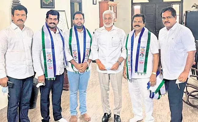 Three GVMC Indipendent Corporators Join To YSRCP - Sakshi