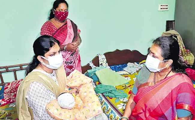 GWMC: Pamela Satpathy Emotional Visiting Covid Affected Family - Sakshi