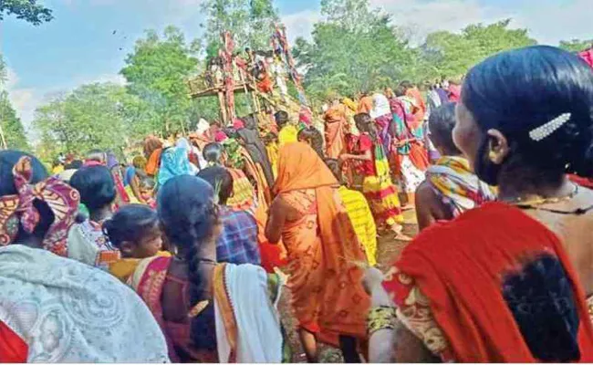 Orissa: Tribal People Not Follow Covid 19 Restrictions Event Nabarangapur - Sakshi