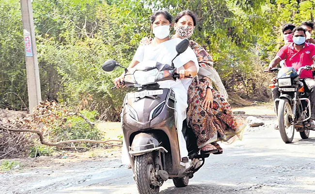 TRS Woman MP And MLA Assist To Tribal Covid Patients In Mahabubabad - Sakshi