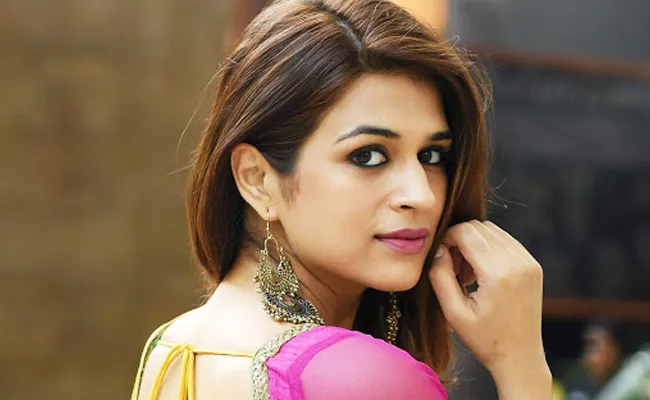 Actress Shraddha Das Shares Cigarette Smoking Photo On Instagram - Sakshi