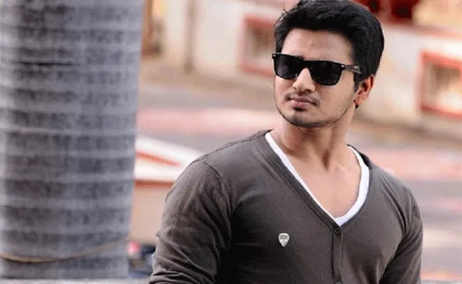 Actor Nikhil Fires On Hefty Hospital Bills Says Who Is Regulating Them - Sakshi