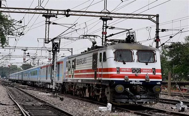 27 Lakh Caught Without Ticket On Trains In 2020-21 - Sakshi