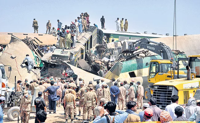 Dozens killed in train crash in southern Pakistan - Sakshi