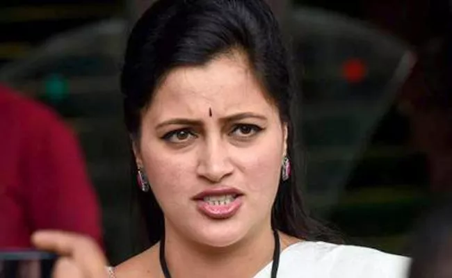 MP Navneet kaur Respond HC Verdict On Her Caste Certificate Cancel - Sakshi