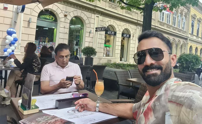 WTC:Dinesh Karthik Shares Selfie With Sunil Gavaskar Ready For Commentary - Sakshi