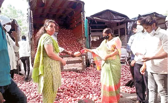 Womens Group Breaks Glass Ceiling At Lasalgaon Onion Mandi - Sakshi