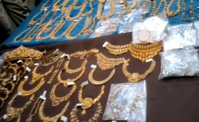 Heavy Gold Seized At Panchalingala Checkpost In Kurnool - Sakshi