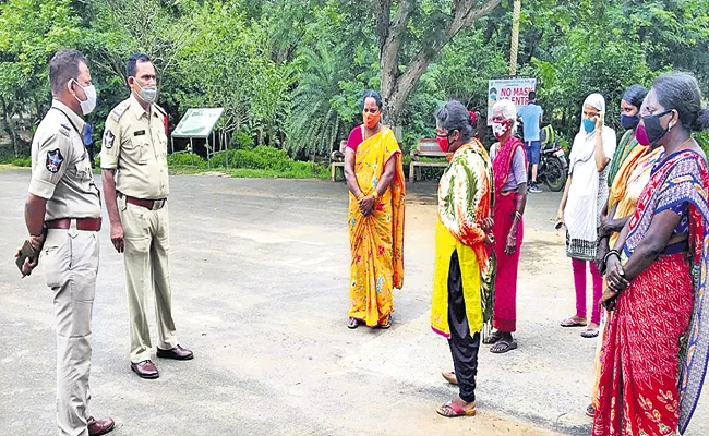 Animal keeper commits suicide at zoo - Sakshi