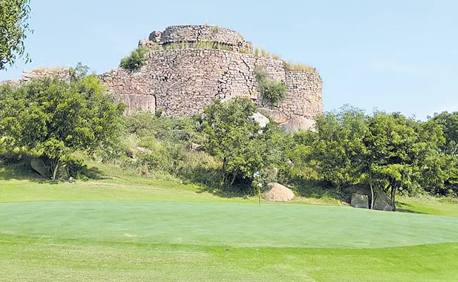 Majnu Bastion In Golconda Fort Crashes Due To Heavy Rains - Sakshi