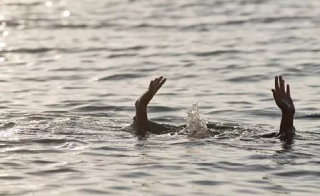 A Man Jumps Into Godavari River With Two Kids In Andhra Pradesh - Sakshi