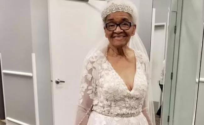 Viral: 94 year Lady Fulfilled Her LifeLong Wish See Herself White Wedding Gown - Sakshi