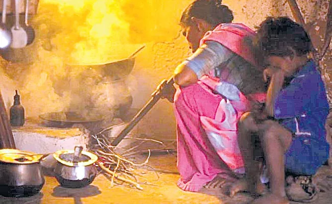 High Price Of LPG Cylinders Forcing Poor To Return To Firewood - Sakshi