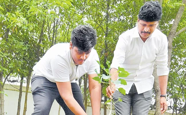 CM KCR Grandson Himanshu Planted A Tree In Pragathi Bhavan - Sakshi