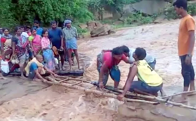 Tribal People Dangerously Crossing Kinnerasani vagu In Bhadradri Kothagudem - Sakshi