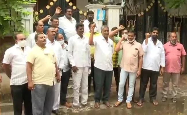 Farmers Protest At Rice Mill Owner House In Vijayawada - Sakshi