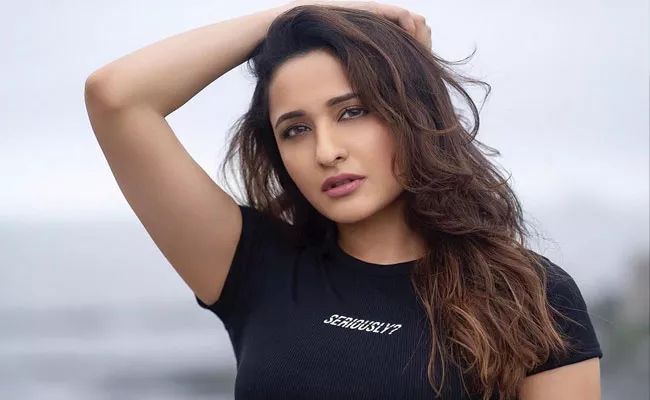 Pragya Jaiswal Shocking Comments On Kiss On First Day Dating	 - Sakshi