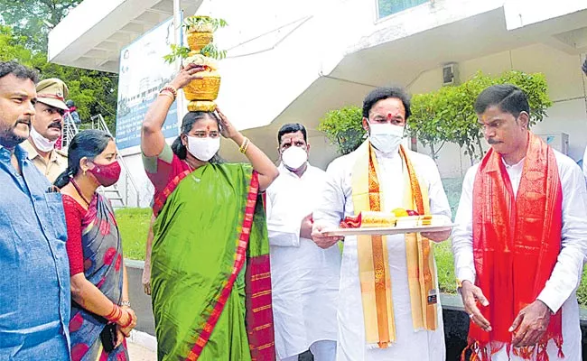 Union Minister G Kishan Reddy Participated In Bonalu At New Delhi - Sakshi