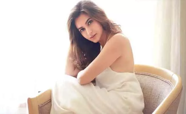 Kriti Kharbanda Open Offer To Fans To Interact In Zoom Call - Sakshi