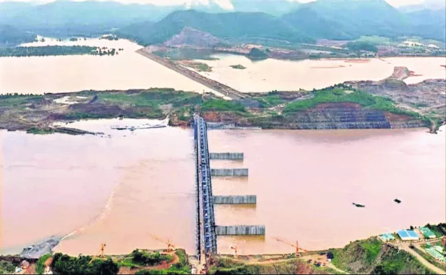 Rising flood flow in Godavari River - Sakshi