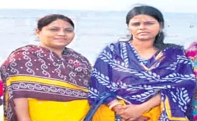 HYD: 2 Women Held For Cheating With Double Bedroom Houses - Sakshi