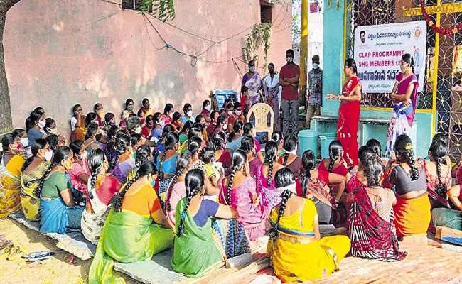 Training by master trainers and resource persons on household garbage collection - Sakshi