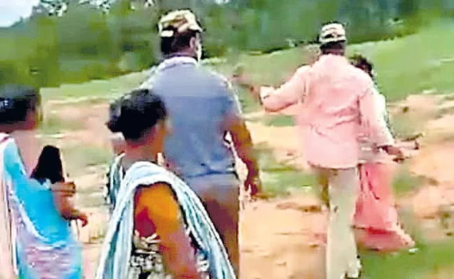 Forest Officers Attack On Aadivasi Women In Bhadradri Kothagudem District - Sakshi