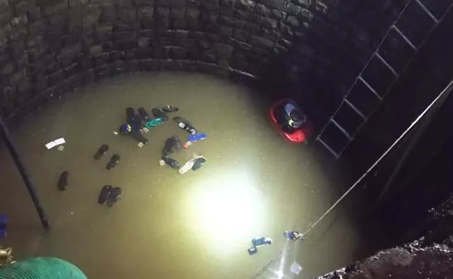 30 People Fall Into Well In Madhya Pradesh, Rescue On - Sakshi