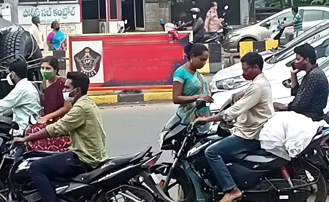 Hijras Are Demanding Money At Morampudi Junction In Rajamahendravaram - Sakshi