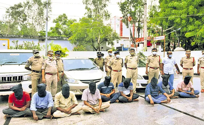 Gang Came in Tamil Nadu police uniform and looted cash - Sakshi