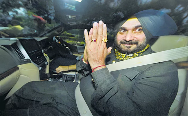 Navjot Singh Sidhu meets Sonia Gandhi amid infighting in Punjab Congress - Sakshi