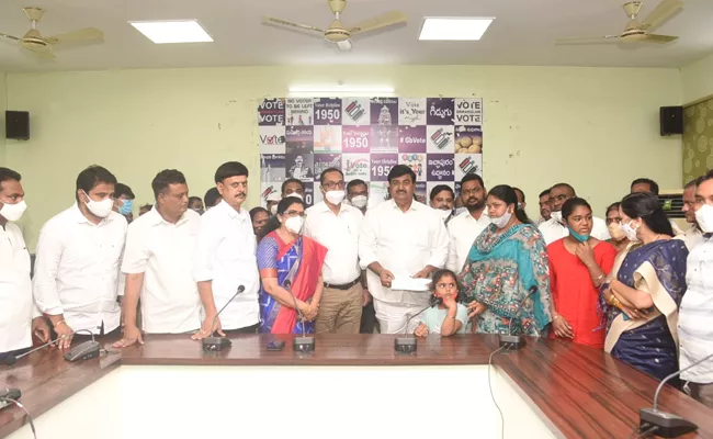 Dharmana Krishnadas Give 50 Lakh Ex Gratia Jawan Umamaheswara Rao Family - Sakshi