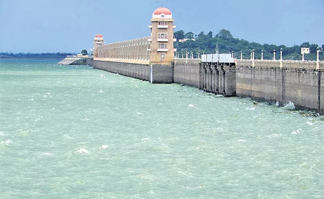 Flood Water Reaches Almatti And Narayanpur projects - Sakshi