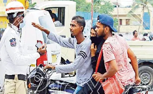 Huge Fine For Driving Without License In Kurnool - Sakshi