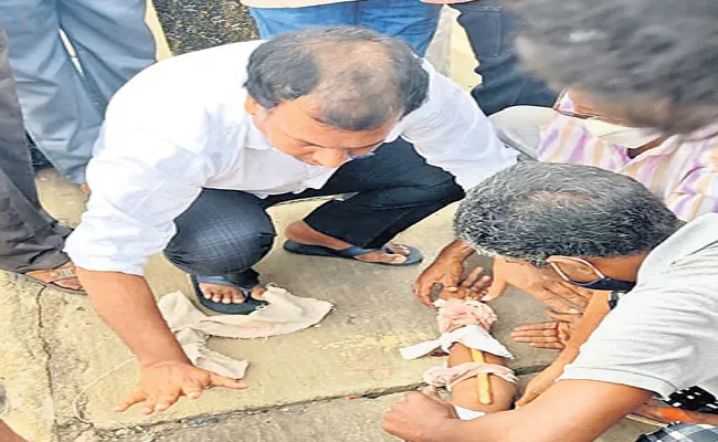 MLA Sudheer Reddy Gave First Aid To A Road Accident Victim In Kadapa - Sakshi