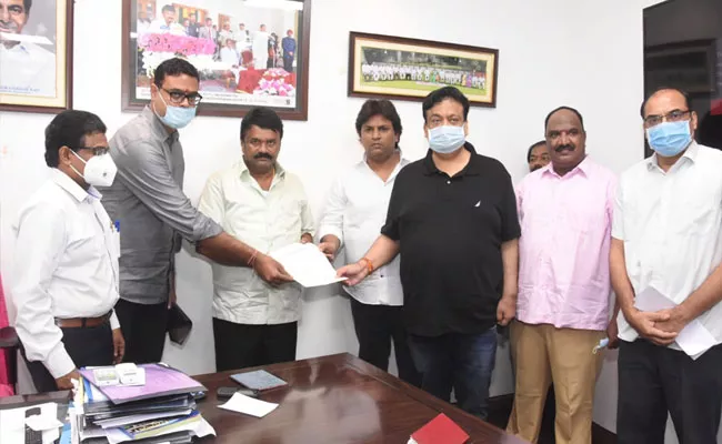 Telangana Film Chamber of Commerce Members Meets Minister Talasani Srinivas - Sakshi