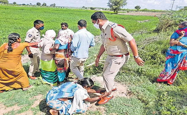 Farmers Obstructs Palle Prakruthi Vanam In Dugyala - Sakshi