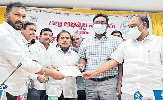 Rs 6 Crore Value Land Donate To Cremation Ground In Gundlasingaram - Sakshi