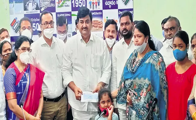 Dharmana Krishnadas handover check to Jawan Umamaheswara rao family - Sakshi